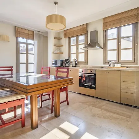 Glamorous Flat With Jacuzzi Near Hadrians Gate